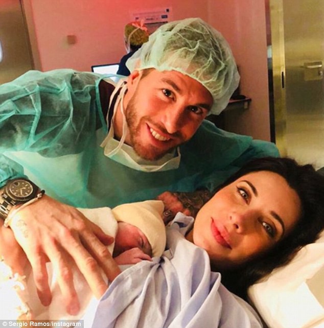 Hết thi đấu giao hữu, Sergio Ramos về đón cậu con trai thứ 3 - Ảnh 1. Hết thi đấu giao hữu, Sergio Ramos về đón cậu con trai thứ 3 - Ảnh 1.