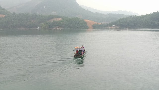 Bố bị gỗ đè chết, mẹ bỏ đi, bé lớp 2 sống trong khốn khó - Ảnh 1. Bố bị gỗ đè chết, mẹ bỏ đi, bé lớp 2 sống trong khốn khó - Ảnh 1.