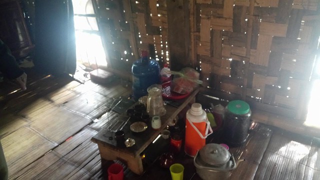 Bố bị gỗ đè chết, mẹ bỏ đi, bé lớp 2 sống trong khốn khó - Ảnh 3. Bố bị gỗ đè chết, mẹ bỏ đi, bé lớp 2 sống trong khốn khó - Ảnh 3.