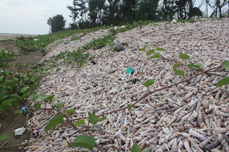 Độc đ&aacute;o đ&ecirc; chắn s&oacute;ng bằng h&agrave;ng chục ngh&igrave;n con ốc - Ảnh 4.