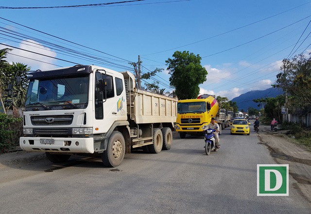 Khánh Hòa: Người dân mang gỗ, đá tảng ra đường chặn xe chở đất đá - Ảnh 1.