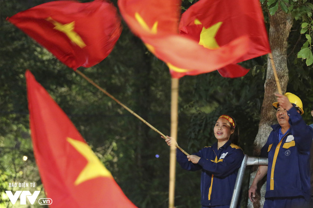 Từ xoong, chảo tới cờ hoa: Muôn màu cổ vũ trong đêm lịch sử của bóng đá Việt Nam - Ảnh 10.