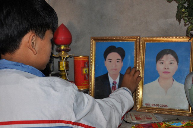 Nhói lòng cậu bé 8 tháng mất mẹ, 1 tuổi mất cha - Ảnh 1. Nhói lòng cậu bé 8 tháng mất mẹ, 1 tuổi mất cha - Ảnh 1.