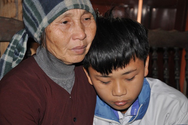Nhói lòng cậu bé 8 tháng mất mẹ, 1 tuổi mất cha - Ảnh 5. Nhói lòng cậu bé 8 tháng mất mẹ, 1 tuổi mất cha - Ảnh 5.