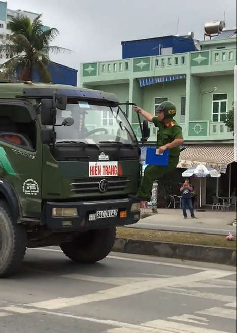 Lái xe tải chống đối cảnh sát giao thông - Ảnh 1.