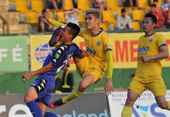 Vòng 5 Nuti Café V.League 2018: Bạo lực sân cỏ trở lại - Ảnh 2.