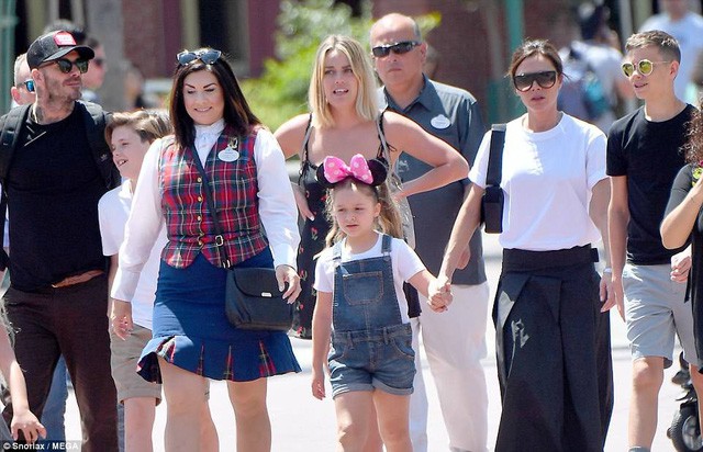 Gia đình Beckham vui vẻ đi chơi ở Disneyland - Ảnh 3.