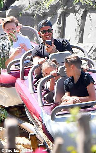 Gia đình Beckham vui vẻ đi chơi ở Disneyland - Ảnh 6.