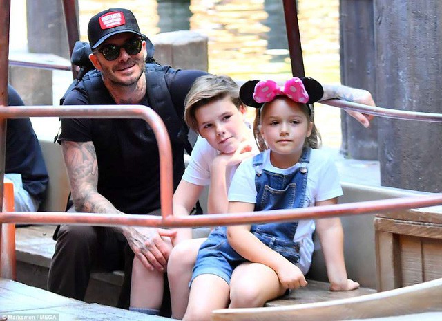 Gia đình Beckham vui vẻ đi chơi ở Disneyland - Ảnh 7.