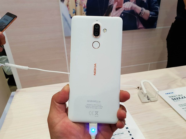 Trên tay Nokia 7 Plus: Smartphone tràn viền đầu tiên của Nokia - Ảnh 2.