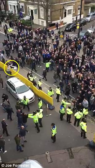 Cảnh sát dùng kỵ binh giải tán bạo loạn sau trận derby London - Ảnh 2. Cảnh sát dùng kỵ binh giải tán bạo loạn sau trận derby London - Ảnh 2.