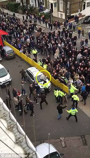 Cảnh sát dùng kỵ binh giải tán bạo loạn sau trận derby London - Ảnh 4. Cảnh sát dùng kỵ binh giải tán bạo loạn sau trận derby London - Ảnh 4.