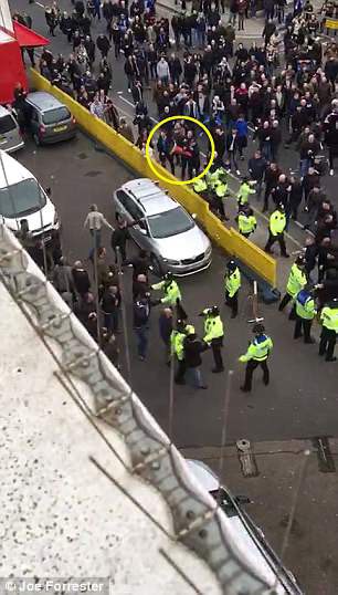 Cảnh sát dùng kỵ binh giải tán bạo loạn sau trận derby London - Ảnh 5. Cảnh sát dùng kỵ binh giải tán bạo loạn sau trận derby London - Ảnh 5.