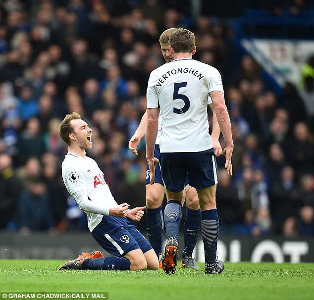 Cảnh sát dùng kỵ binh giải tán bạo loạn sau trận derby London - Ảnh 1. Cảnh sát dùng kỵ binh giải tán bạo loạn sau trận derby London - Ảnh 1.