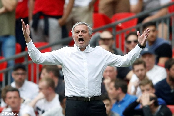 ẢNH: HLV Mourinho tức tối trong ngày Man Utd thắng ngược Tottenham ở bán kết FA Cup - Ảnh 6.