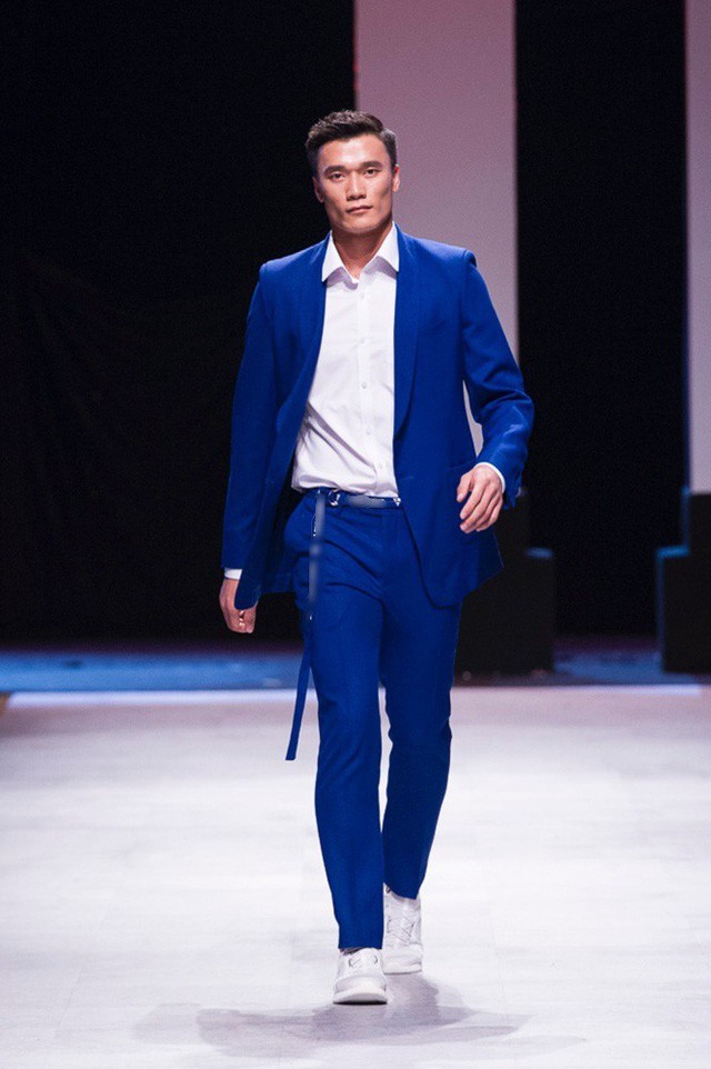 Loạt ảnh thủ môn Bùi Tiến Dũng tự tin trình diễn catwalk - Ảnh 1.