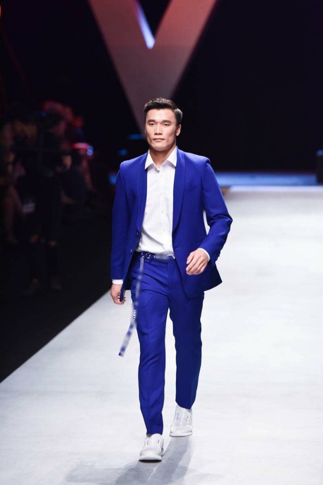 Loạt ảnh thủ môn Bùi Tiến Dũng tự tin trình diễn catwalk - Ảnh 2.