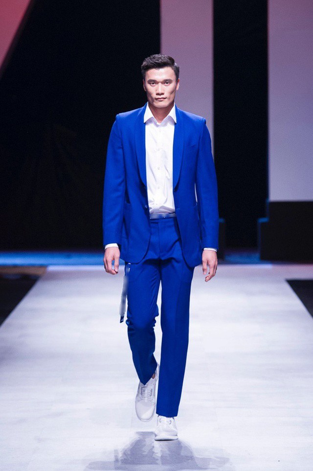 Loạt ảnh thủ môn Bùi Tiến Dũng tự tin trình diễn catwalk - Ảnh 4.