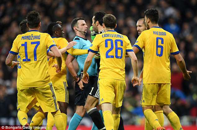 Trọng tài Michael Oliver sẽ bắt chính trận chung kết FA Cup giữa M.U và Chelsea. - Ảnh 1.