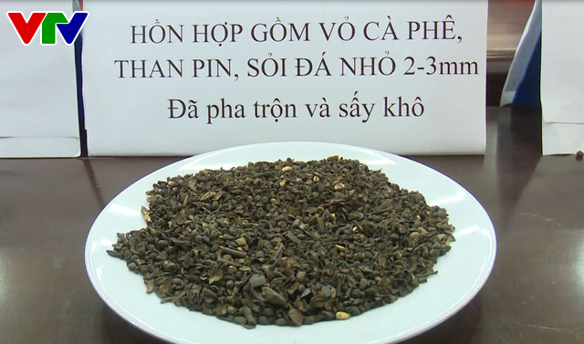 Vụ hỗn hợp vỏ cà phê trộn sỏi và nhuộm pin: Hỗn hợp được trộn vào hạt tiêu xô để nâng khối lượng - Ảnh 3.