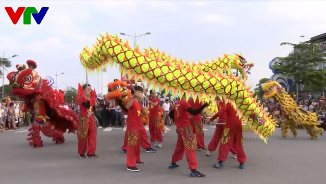 Lễ hội Diễu hành đường phố và Chèo cạn Múa bông, Quảng Bình - Ảnh 2.