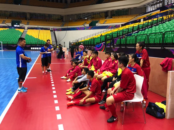 Trước thềm VCK Futsal nữ châu Á 2018: ĐT Futsal nữ Việt Nam thi đấu giao hữu với ĐT Futsal nữ Thái Lan - Ảnh 1.