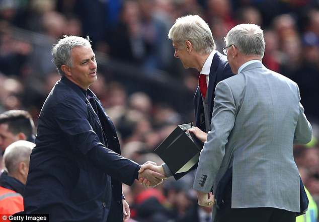 Sir Alex trao quà chia tay Wenger - Ảnh 2.