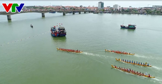 Quảng Bình:  Sôi động giải đua thuyền truyền thống kỷ niệm 43 năm thống nhất đất nước - Ảnh 2.