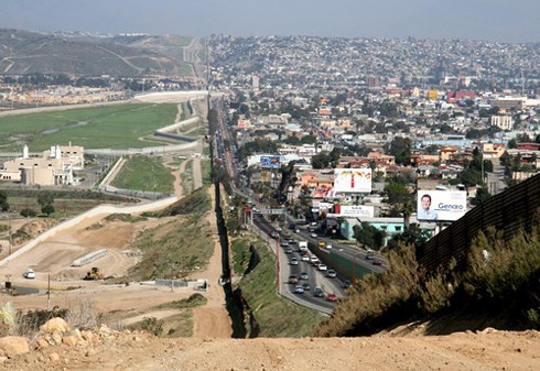 Mỹ sẽ quân sự hóa biên giới với Mexico - Ảnh 1. Mỹ sẽ quân sự hóa biên giới với Mexico - Ảnh 1.