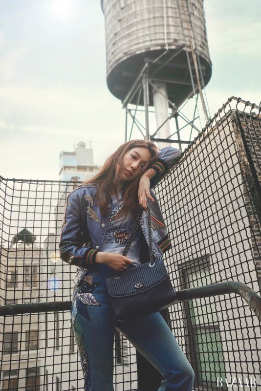Park Shin Hye thả dáng trên đường phố New York - Ảnh 4.