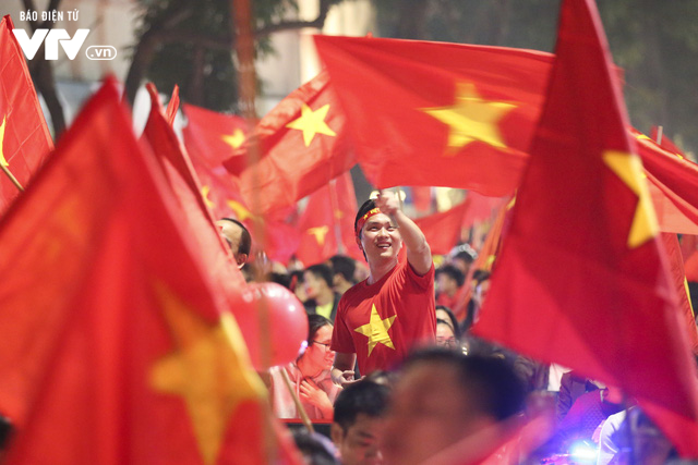 Từ xoong, chảo tới cờ hoa: Muôn màu cổ vũ trong đêm lịch sử của bóng đá Việt Nam - Ảnh 15.