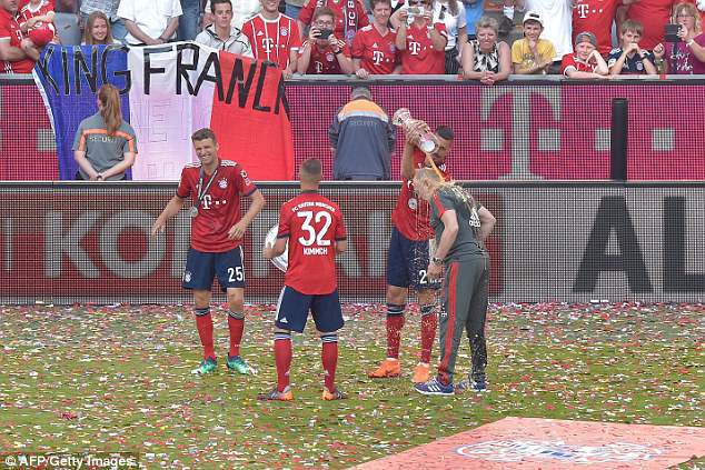 Ảnh: Bayern Munich ăn mừng chức vô địch Bundesliga 2017/18 - Ảnh 10.