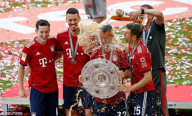 Ảnh: Bayern Munich ăn mừng chức vô địch Bundesliga 2017/18 - Ảnh 11.