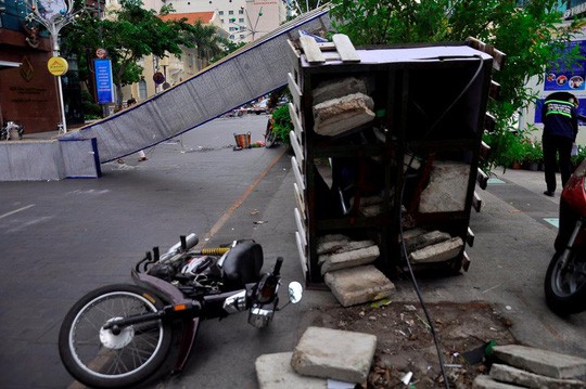 TP.HCM: Sập cổng chào phố đi bộ Nguyễn Huệ, 1 người trọng thương - Ảnh 2.