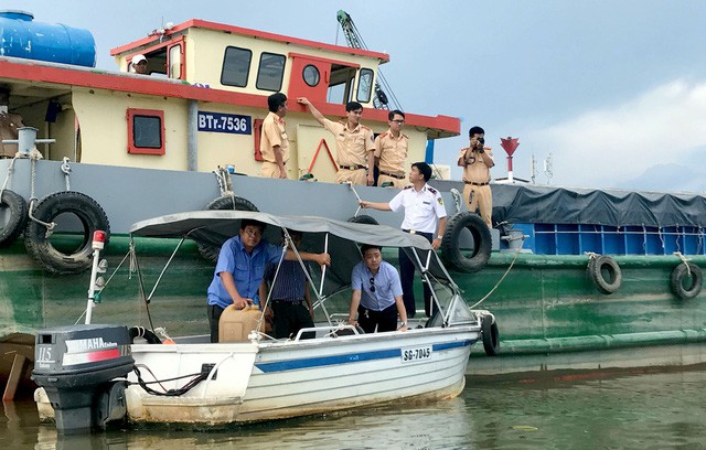 Chìm tàu chở 94 tấn vôi trên kênh Tẻ, 3 người thoát chết - Ảnh 1.