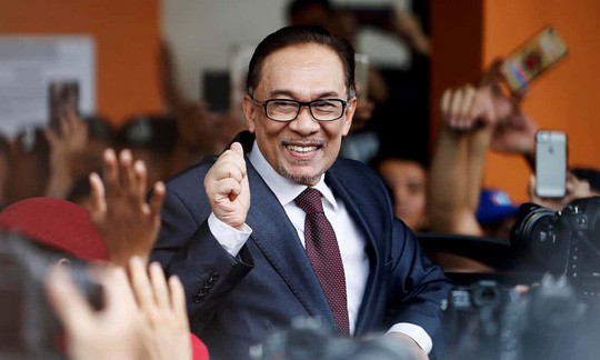 Chính trị gia Malaysia Anwar Ibrahim ra tù - Ảnh 1.