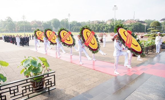 Kỷ niệm 128 năm Ngày sinh Chủ tịch Hồ Chí Minh: Lãnh đạo Đảng, Nhà nước vào Lăng viếng Bác - Ảnh 1.