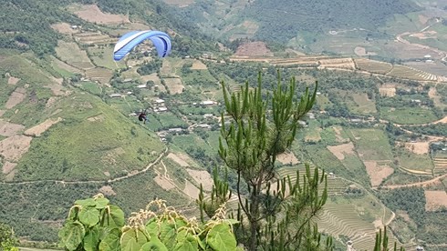 Lên Mù Cang Chải ngắm mây pha lê và bay trên mùa nước đổ - Ảnh 2.