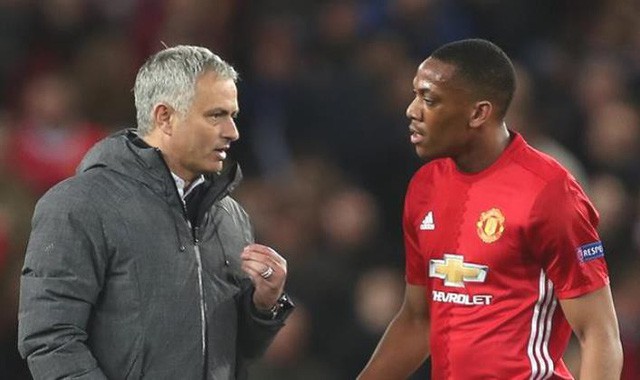 Abramovich hứa hẹn bom tấn, Chelsea liền hỏi mua Martial - Ảnh 1.