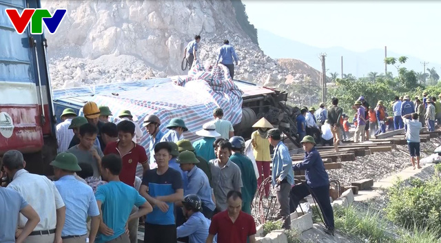 Thanh Hóa: Lật tàu chở khách sau khi đâm vào xe tải trong đêm, ít nhất 12 người thương vong - Ảnh 5.