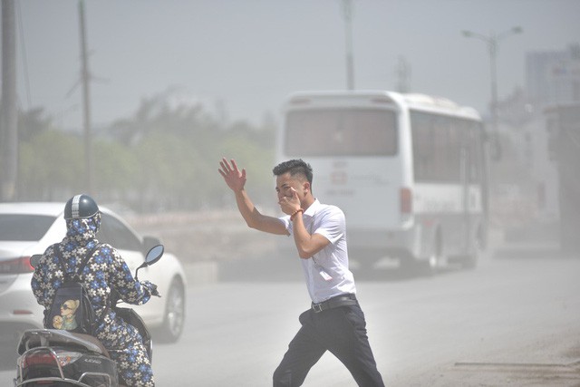 Nguy hiểm rình rập trên con đường nghìn tỷ đồng đang thi công ở Hà Nội - Ảnh 9.