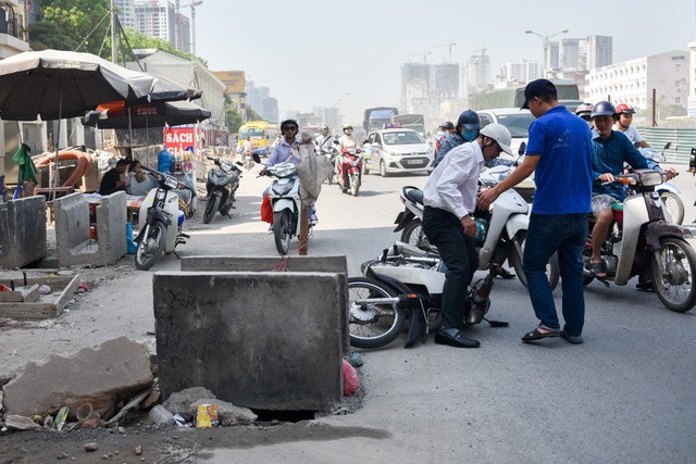 Nguy hiểm rình rập trên con đường nghìn tỷ đồng đang thi công ở Hà Nội - Ảnh 4.