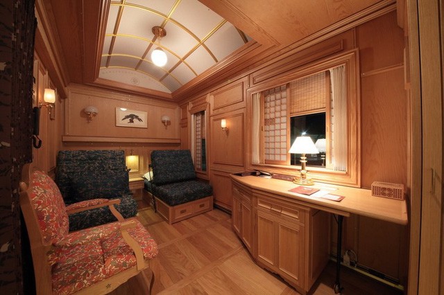 Trải nghiệm trên chuyến tàu sang chảnh nhất thế giới với giá 60 triệu đồng một đêm - Ảnh 2.