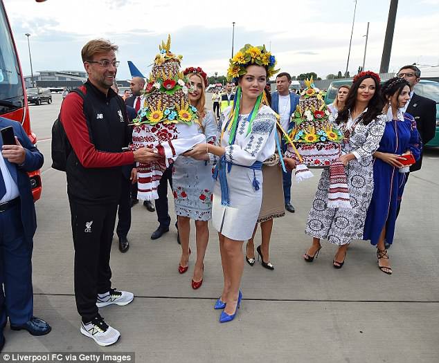 Dàn sao của Liverpool đặt chân đến Kiev - Ảnh 2. Dàn sao của Liverpool đặt chân đến Kiev - Ảnh 2.