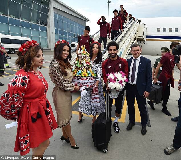 Dàn sao của Liverpool đặt chân đến Kiev - Ảnh 6. Dàn sao của Liverpool đặt chân đến Kiev - Ảnh 6.