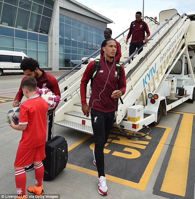 Dàn sao của Liverpool đặt chân đến Kiev - Ảnh 5. Dàn sao của Liverpool đặt chân đến Kiev - Ảnh 5.