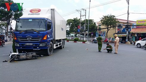 Xe tải va chạm với mô tô, 1 người chết, 2 người bị thương nặng - Ảnh 1. Xe tải va chạm với mô tô, 1 người chết, 2 người bị thương nặng - Ảnh 1.
