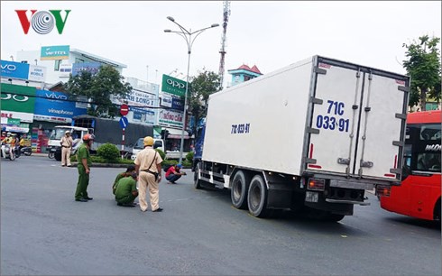 Xe tải va chạm với mô tô, 1 người chết, 2 người bị thương nặng - Ảnh 2. Xe tải va chạm với mô tô, 1 người chết, 2 người bị thương nặng - Ảnh 2.