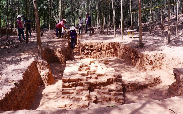 Khai quật th&aacute;p cổ Ch&agrave; R&acirc;y tại B&igrave;nh Định - Ảnh 1.