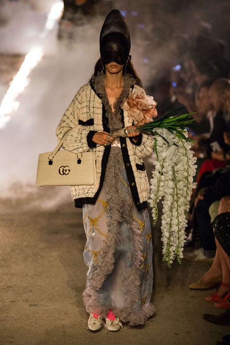 Gucci Cruise 2019: Khi phong cách cổ điển được làm sống lại... - Ảnh 17.